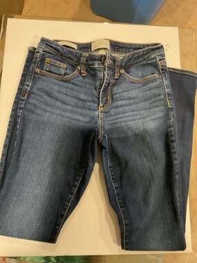 Universal Thread Women's Dark Wash Mid-Rise Skinny Jeans